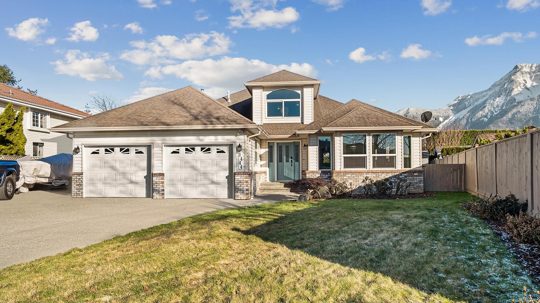 Main Photo: 1444 CANTERBURY Drive: Agassiz House for sale : MLS®# R2657811