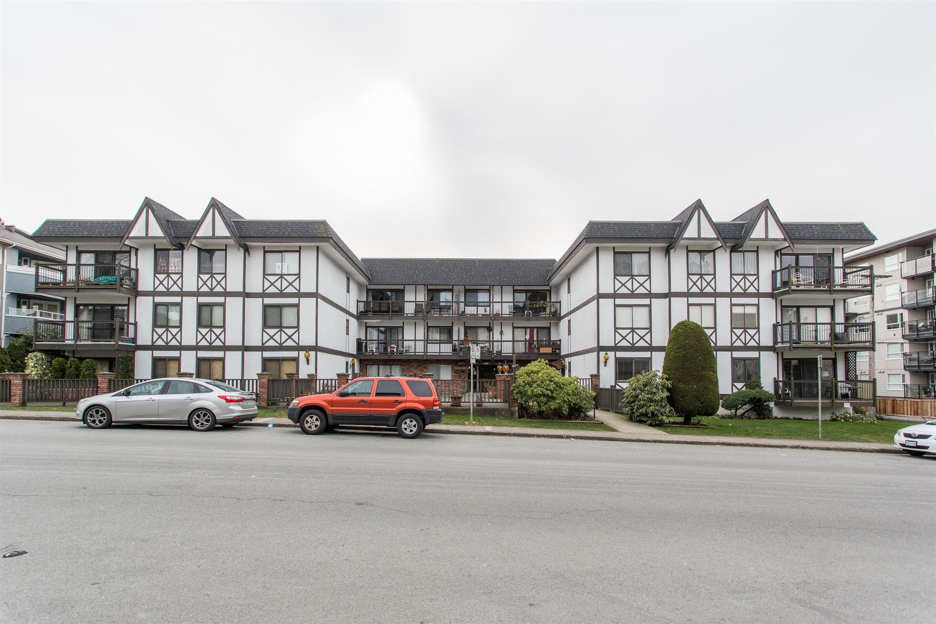 Main Photo: 112 145 W 18TH Street in North Vancouver: Central Lonsdale Condo for sale in "Tudor Court Apts" : MLS®# R2698051