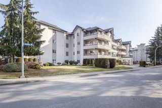Photo 2: 105 2526 LAKEVIEW Crescent in Abbotsford: Central Abbotsford Condo for sale in "Mill Spring Manor" : MLS®# R2749368