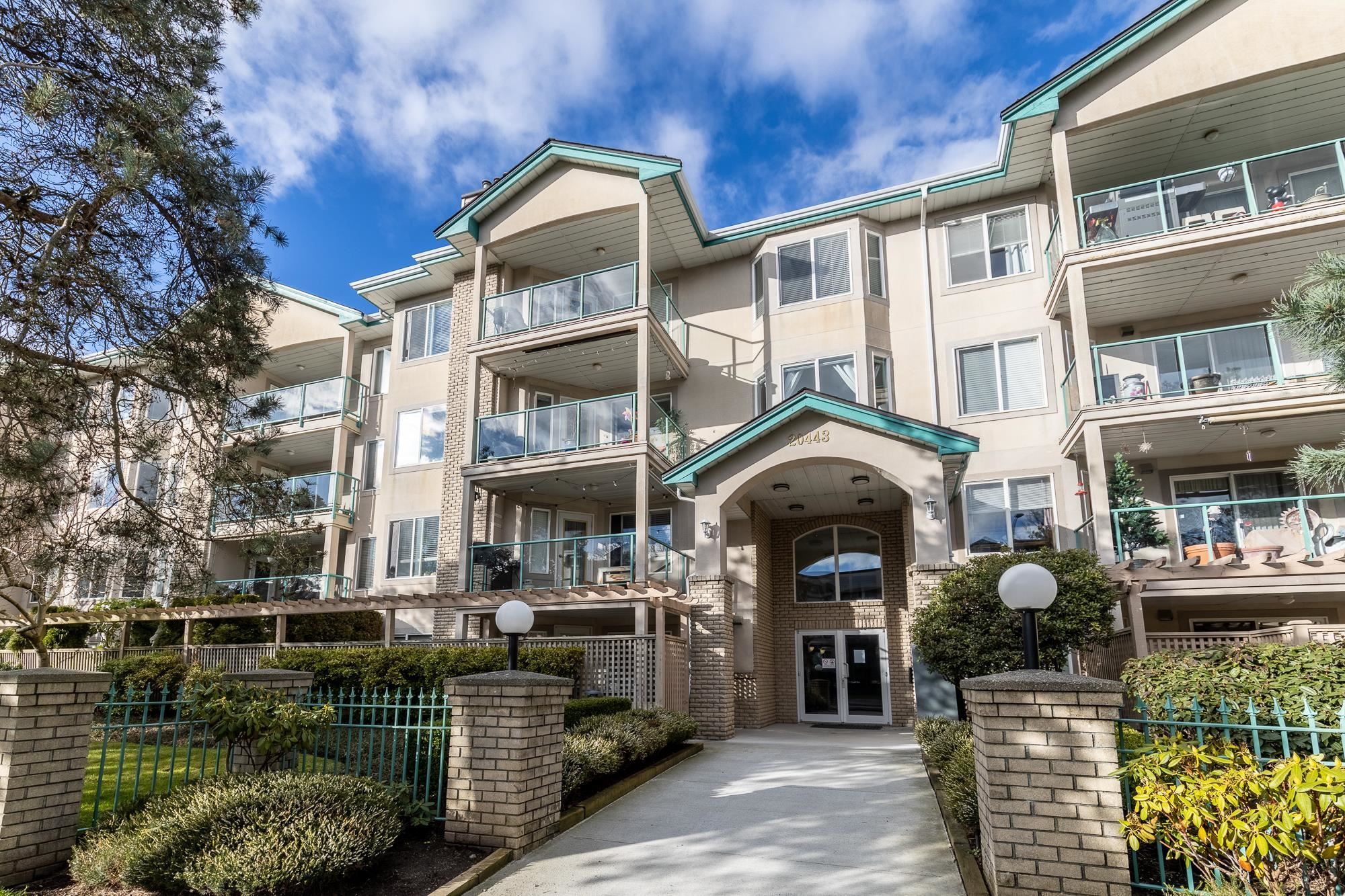 Main Photo: 408 20443 53 Avenue in Langley: Langley City Condo for sale in "COUNTRYSIDE ESTATES" : MLS®# R2754671