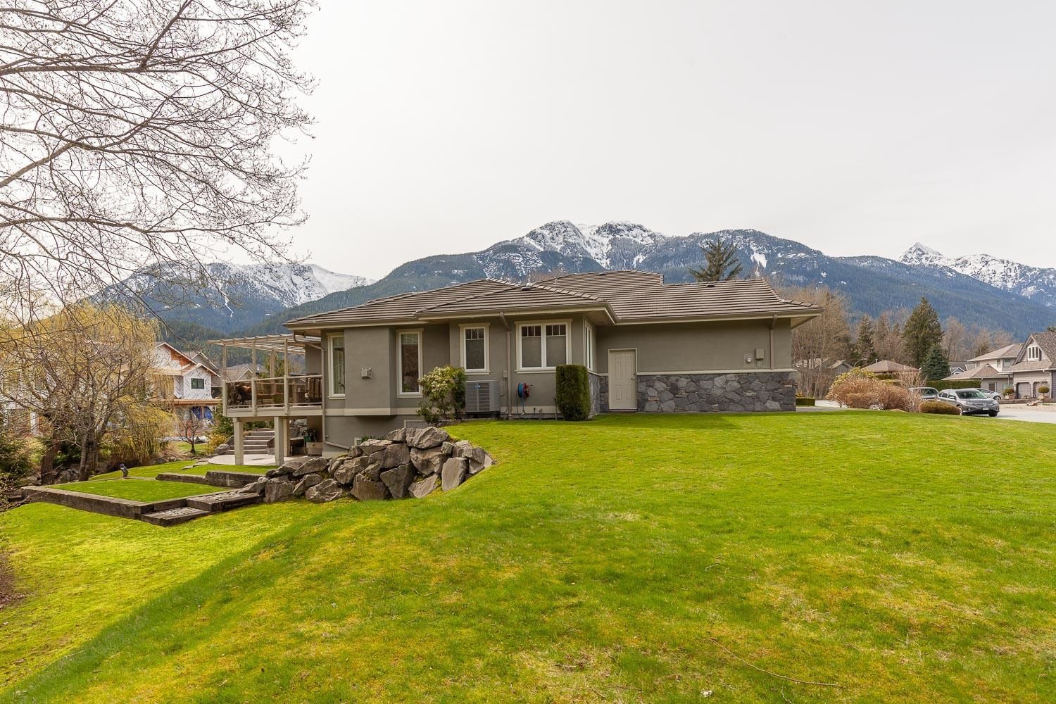 Main Photo: 1681 MACDONALD Place in Squamish: Brackendale House for sale in "BRACKENDALE" : MLS®# R2675084