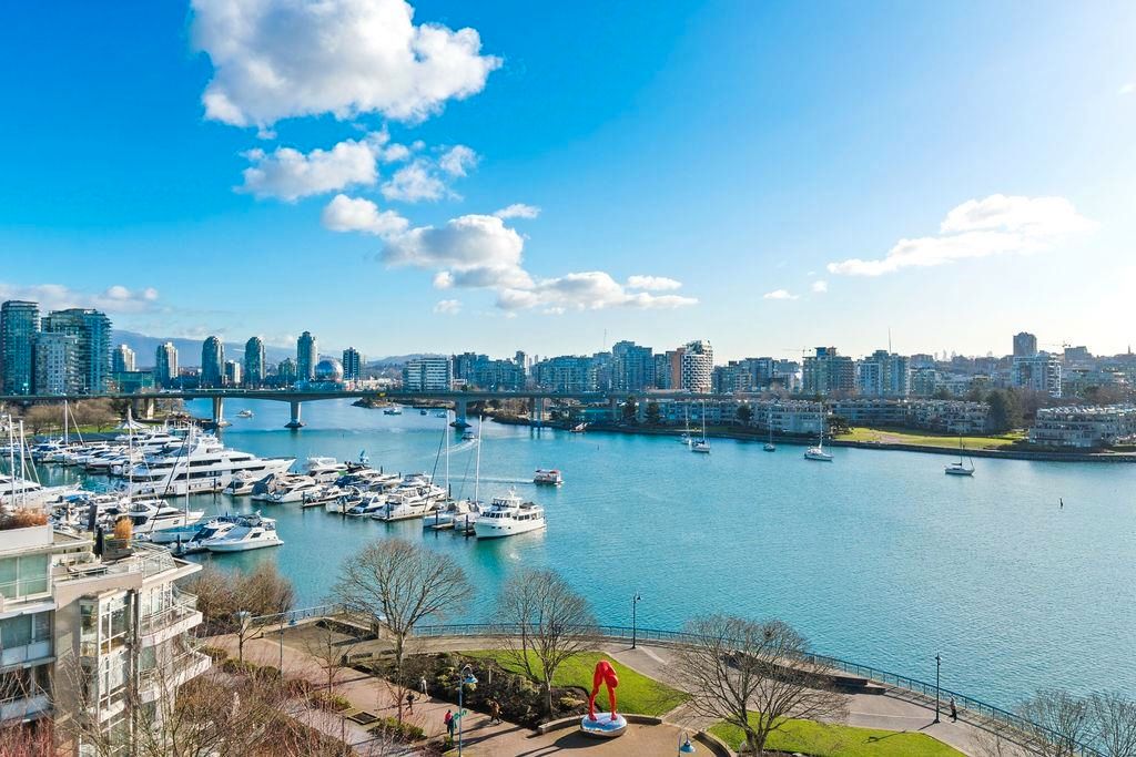 Main Photo: 903 1328 MARINASIDE Crescent in Vancouver: Yaletown Condo for sale in "The Concord" (Vancouver West)  : MLS®# R2754695