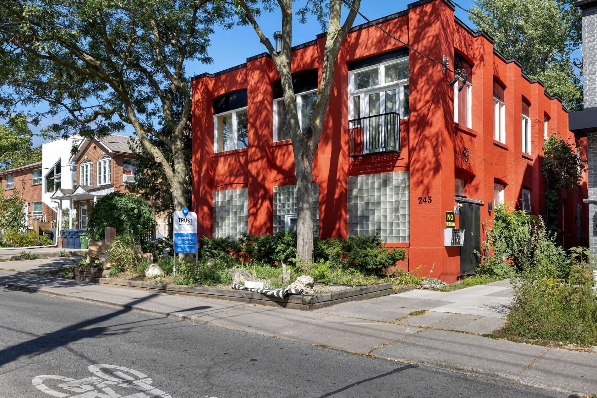 Main Photo: 5 243 Macdonell Avenue in Toronto: Roncesvalles Condo for sale (Toronto W01)  : MLS®# W5760992