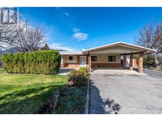 Photo 2: 105 Spruce Road in Penticton: House for sale : MLS®# 10310560