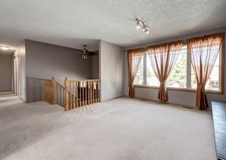 Photo 2: 128 Queensland Place SE in Calgary: Queensland Detached for sale : MLS®# A1224303