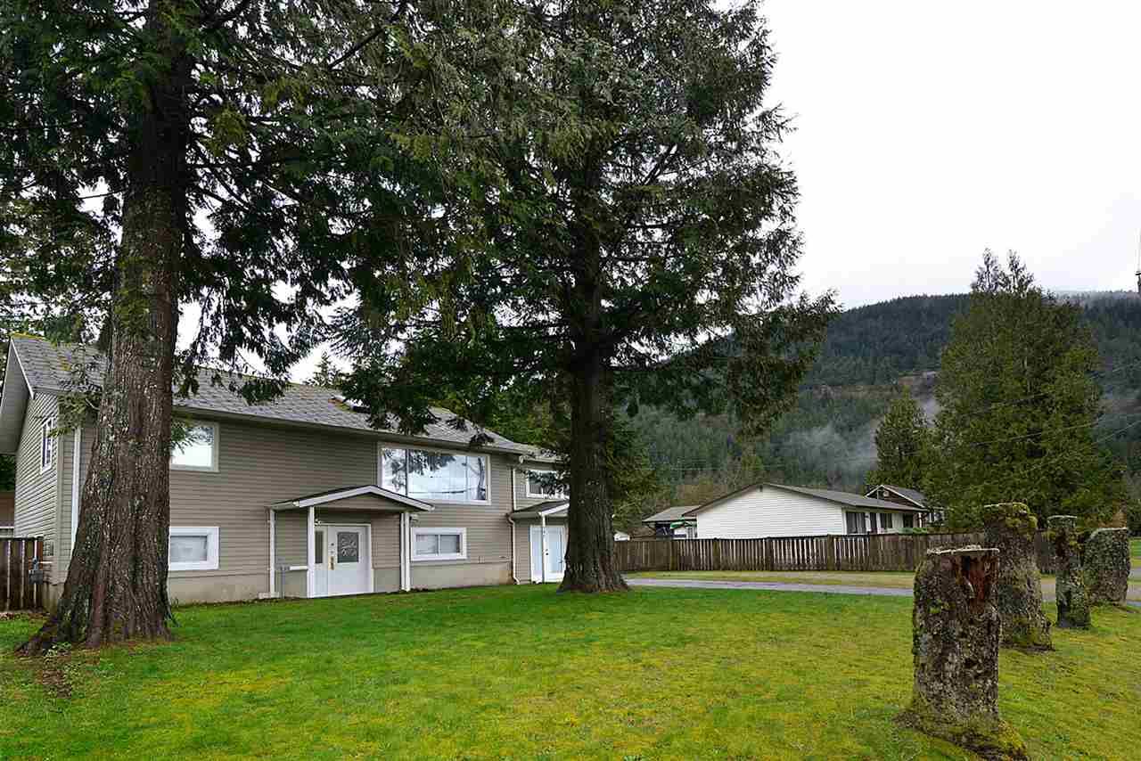 Main Photo: 480 PINE Avenue: Harrison Hot Springs House for sale : MLS®# R2093271