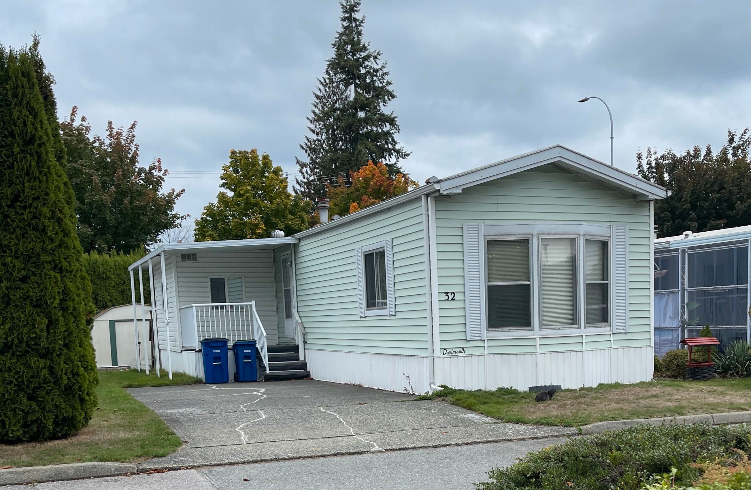 Main Photo: 32 8670 156 Street in Surrey: Fleetwood Tynehead Manufactured Home for sale : MLS®# R2823011