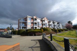 Photo 2: 207 5470 INLET Avenue in Sechelt: Sechelt District Condo for sale in "Beach House" (Sunshine Coast)  : MLS®# R2355874