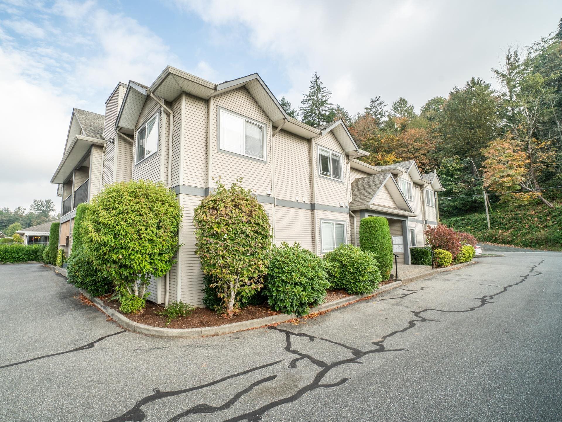 Main Photo: 5 9913 QUARRY Road in Chilliwack: Chilliwack Proper East Townhouse for sale in "Briarwood" : MLS®# R2796348