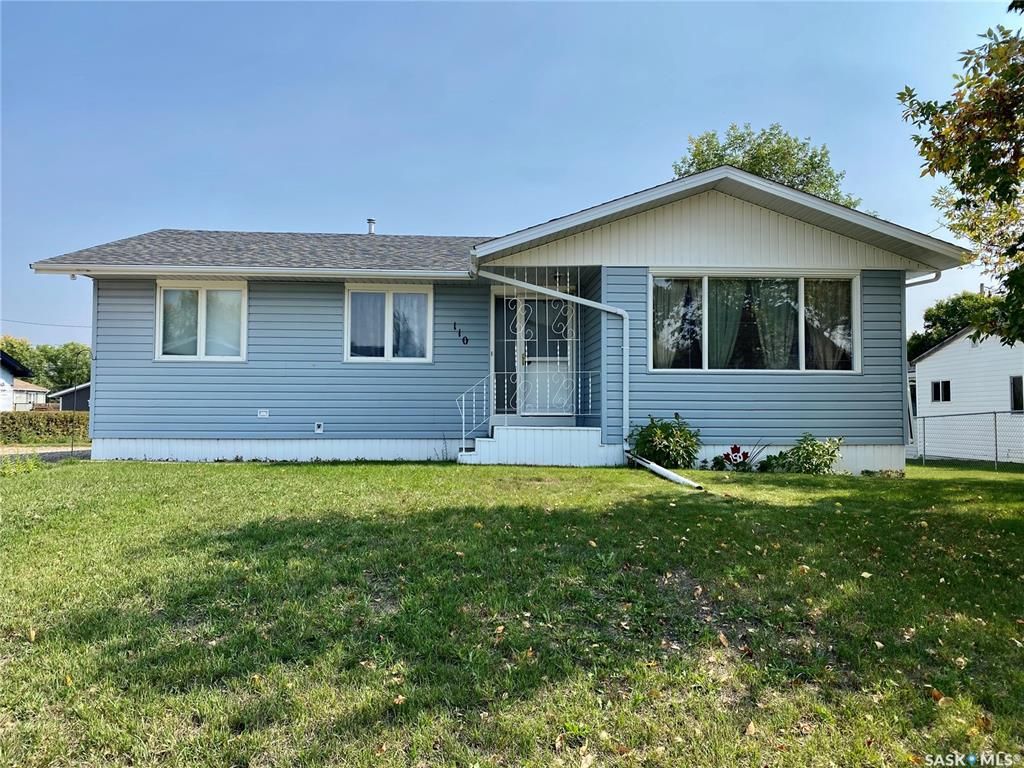 Main Photo: 110 Grove Street in Lampman: Residential for sale : MLS®# SK944751