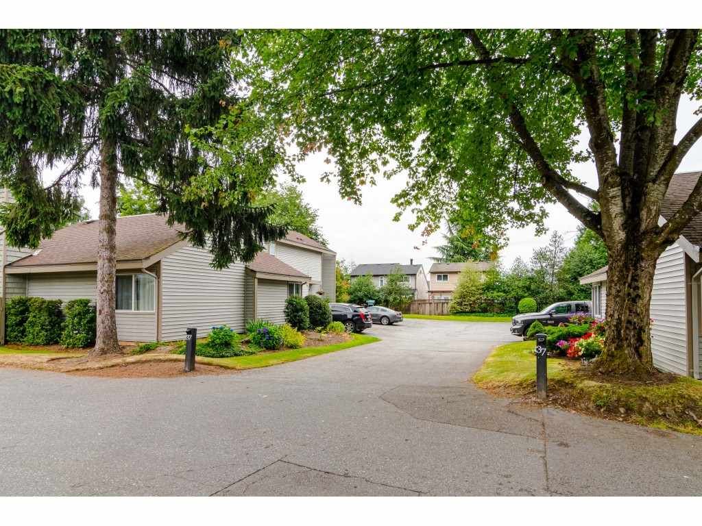Photo 3: Photos: 6116 E GREENSIDE Drive in Surrey: Cloverdale BC Townhouse for sale in "Greenside Estates - Cluster 37" (Cloverdale)  : MLS®# R2477611