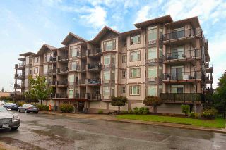 Photo 1: 402 46021 SECOND Avenue in Chilliwack: Chilliwack E Young-Yale Condo for sale in "THE CHARLESTON" : MLS®# R2406123