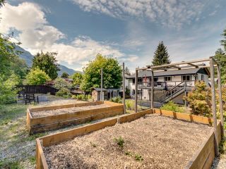 Photo 5: 1454 MAPLE Crescent in Squamish: Brackendale House for sale : MLS®# R2695511