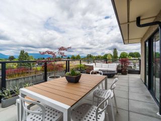 Photo 2: PH1 1777 KINGSWAY Avenue in Vancouver: Victoria VE Condo for sale in "NORTHVIEW LANDING" (Vancouver East)  : MLS®# R2474993