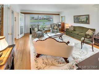 Photo 11: 2025 Lansdowne Rd in VICTORIA: OB Henderson House for sale (Oak Bay)  : MLS®# 759045