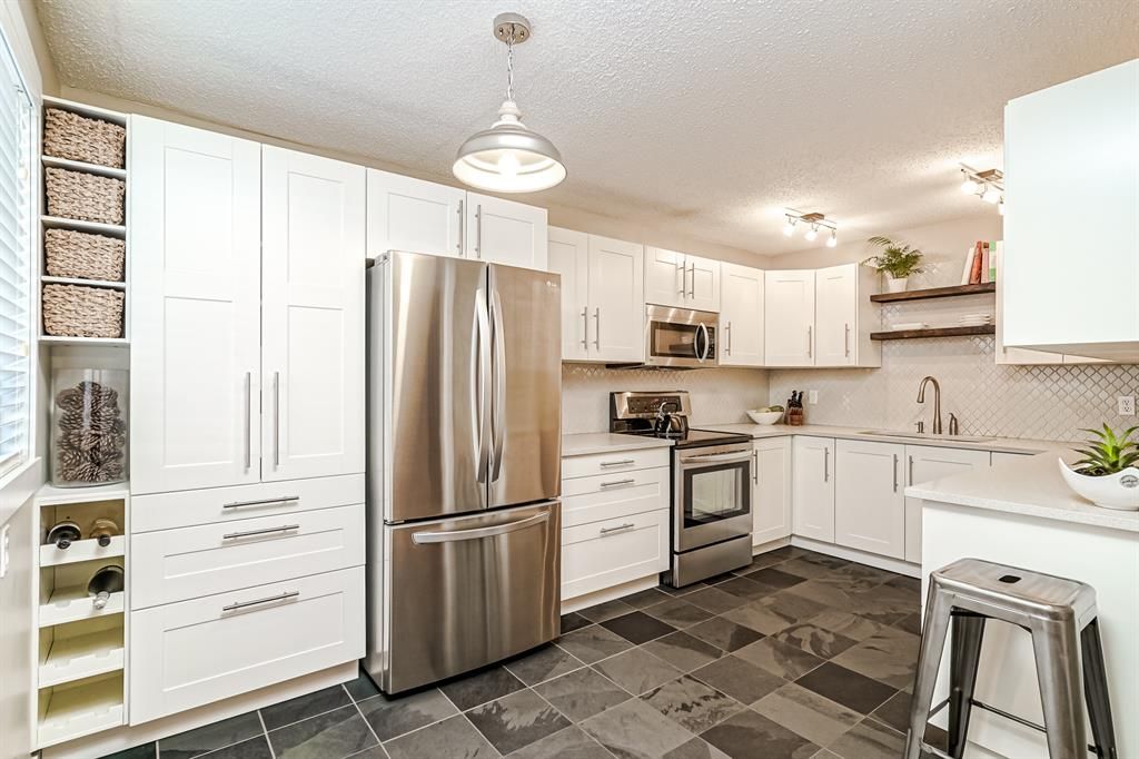 Main Photo: 401 9930 Bonaventure Drive SE in Calgary: Willow Park Row/Townhouse for sale : MLS®# A2020105