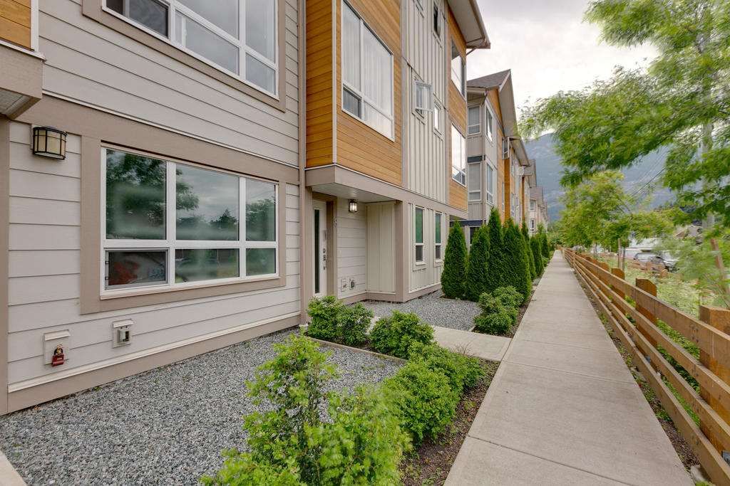 Main Photo: 9 1188 WILSON Crescent in Squamish: Dentville Townhouse for sale in "The Current" : MLS®# R2269962