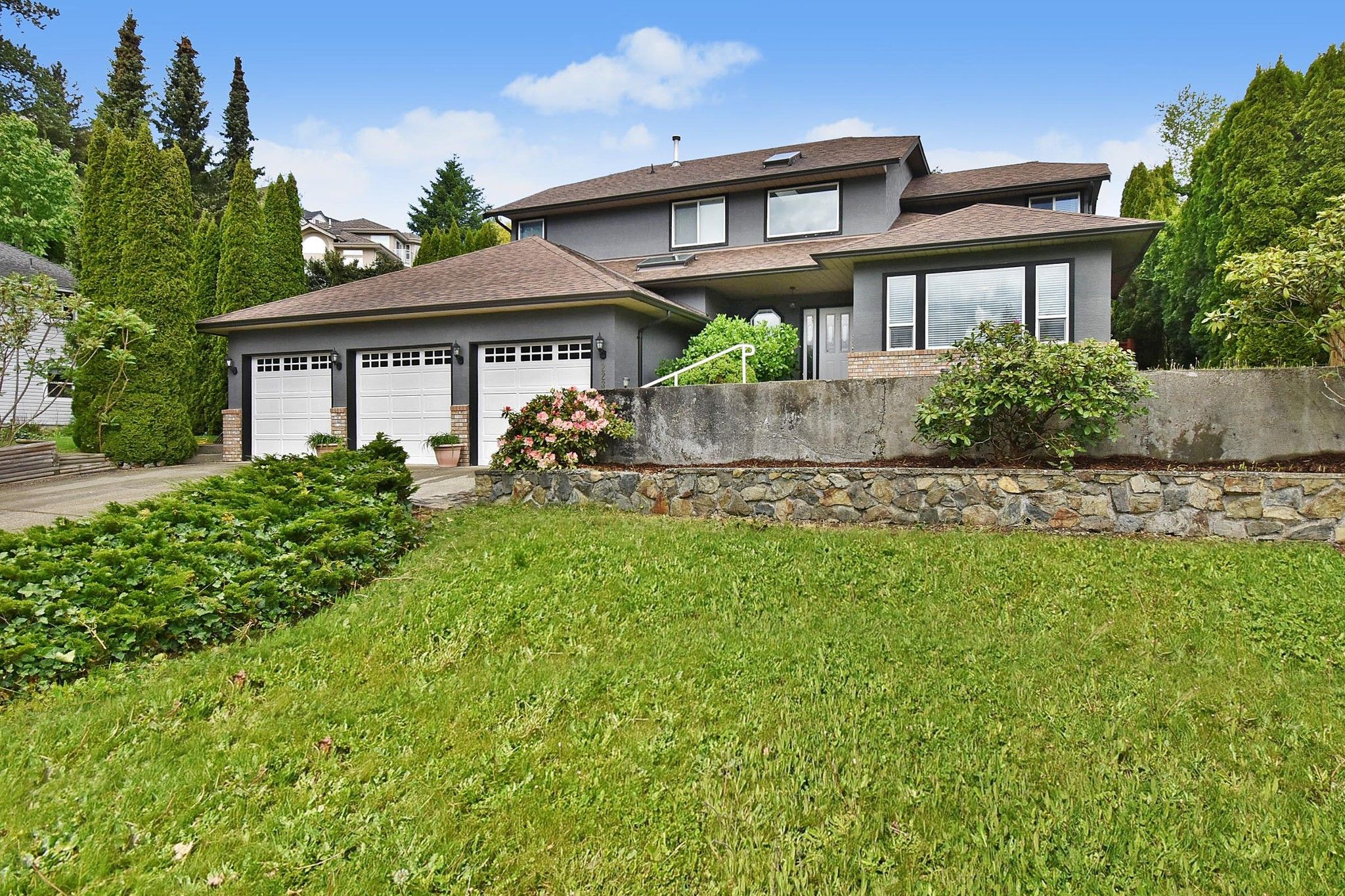 Main Photo: 2237 MOUNTAIN Drive in Abbotsford: Abbotsford East House for sale in "Mountain Village" : MLS®# R2577486