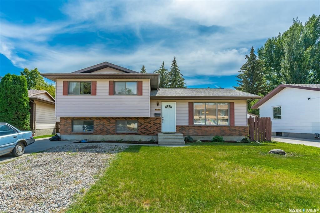Main Photo: 135 Roborecki Crescent in Saskatoon: Silverwood Heights Residential for sale : MLS®# SK904694