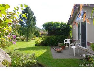 Photo 3: 11 126 Hallowell Rd in VICTORIA: VR Glentana Row/Townhouse for sale (View Royal)  : MLS®# 683848