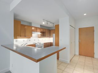 Photo 9: 301 6198 ASH Street in Vancouver: Oakridge VW Condo for sale in "THE GROVE" (Vancouver West)  : MLS®# R2332430