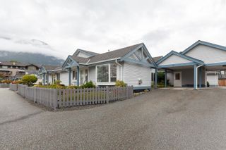 Photo 1: 17 1201 PEMBERTON Avenue in Squamish: Downtown SQ 1/2 Duplex for sale in "Eagle Grove" : MLS®# R2820408