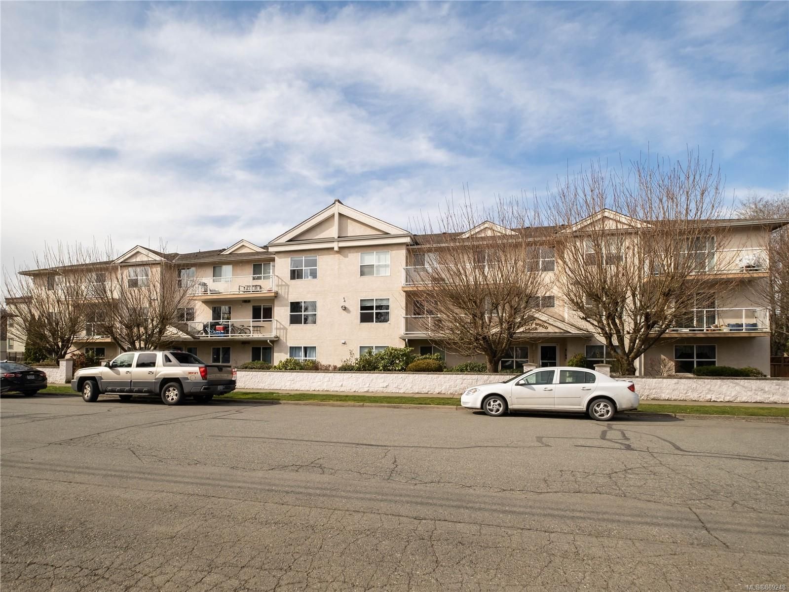 Main Photo: 209 321 McKinstry Rd in Duncan: Du West Duncan Condo for sale : MLS®# 869248