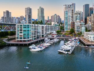 Photo 1: 1603 1000 BEACH Avenue in Vancouver: Yaletown Condo for sale in "1000 Beach" (Vancouver West)  : MLS®# R2740535