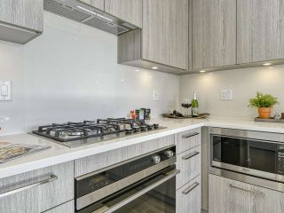 Photo 5: 307 707 E 3RD Street in North Vancouver: Lower Lonsdale Condo for sale in "GREEN ON QUEENSBURY" : MLS®# R2420343