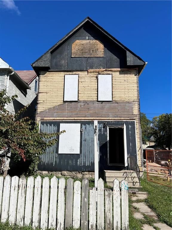 Main Photo: 387 Selkirk Avenue in Winnipeg: North End Residential for sale (4A)  : MLS®# 202223297