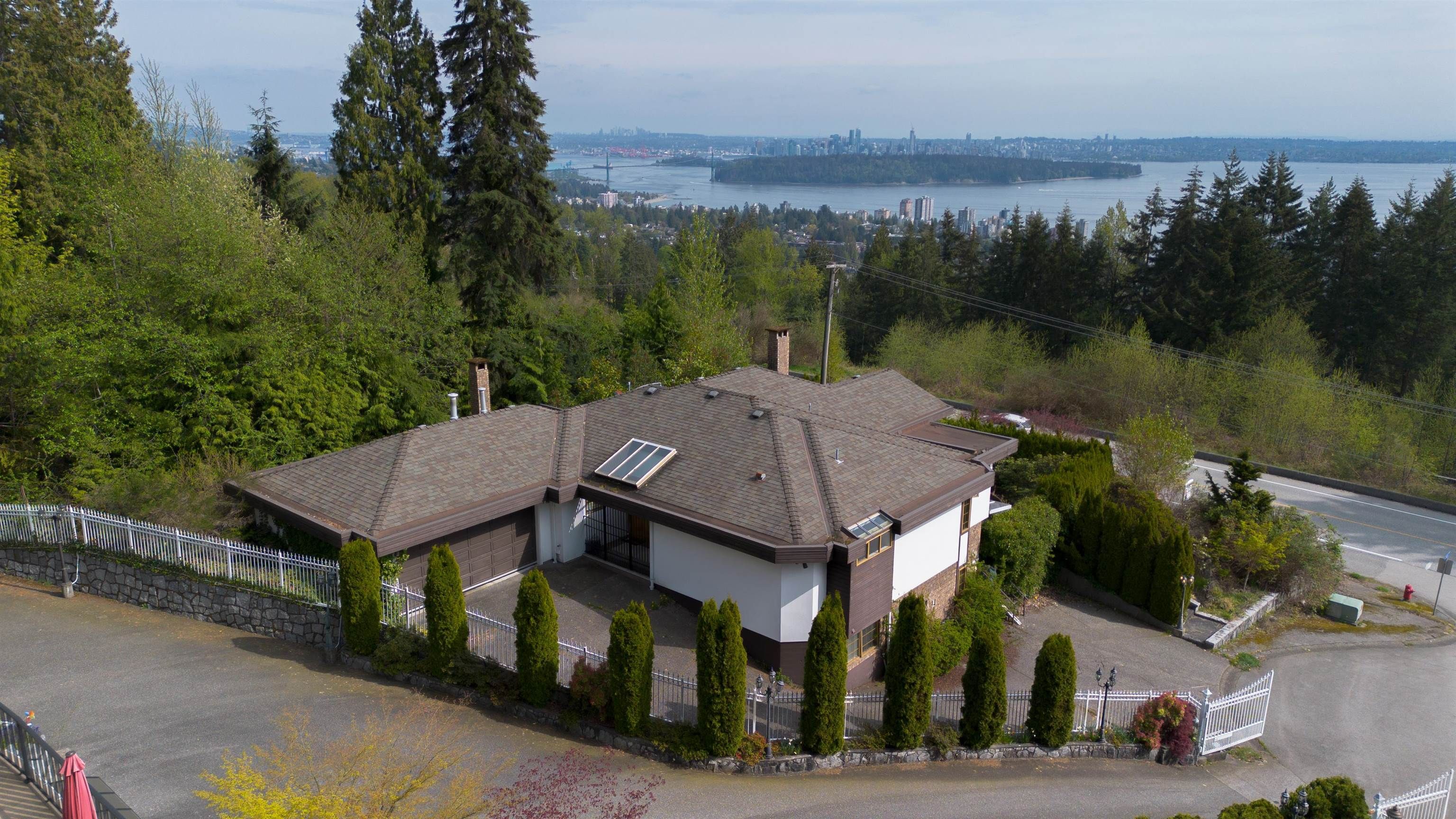 Main Photo: 2465 SKILIFT Road in West Vancouver: Chelsea Park House for sale : MLS®# R2772342