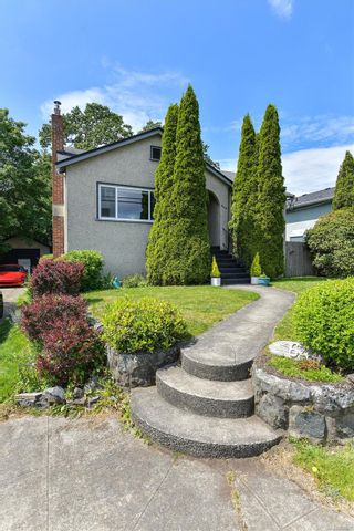 Photo 2: 644 Head St in Esquimalt: Es Old Esquimalt House for sale : MLS®# 932967