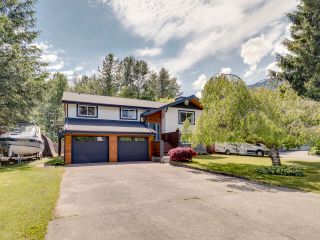 Photo 1: 1454 MAPLE Crescent in Squamish: Brackendale House for sale : MLS®# R2695511