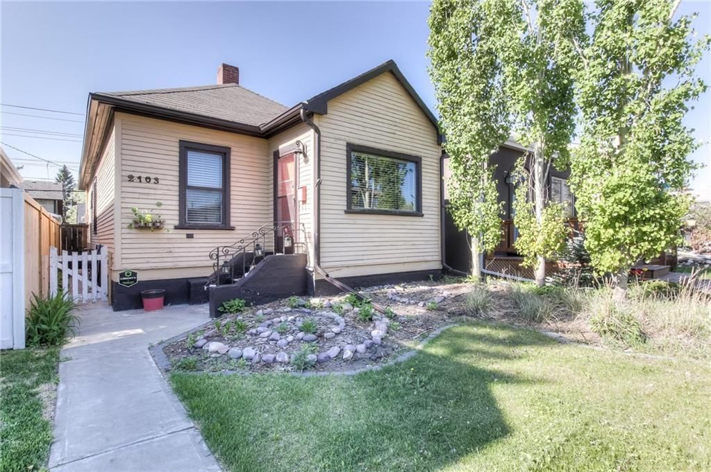 Main Photo: 2103 WESTMOUNT Road NW in Calgary: West Hillhurst Detached for sale : MLS®# A1031544