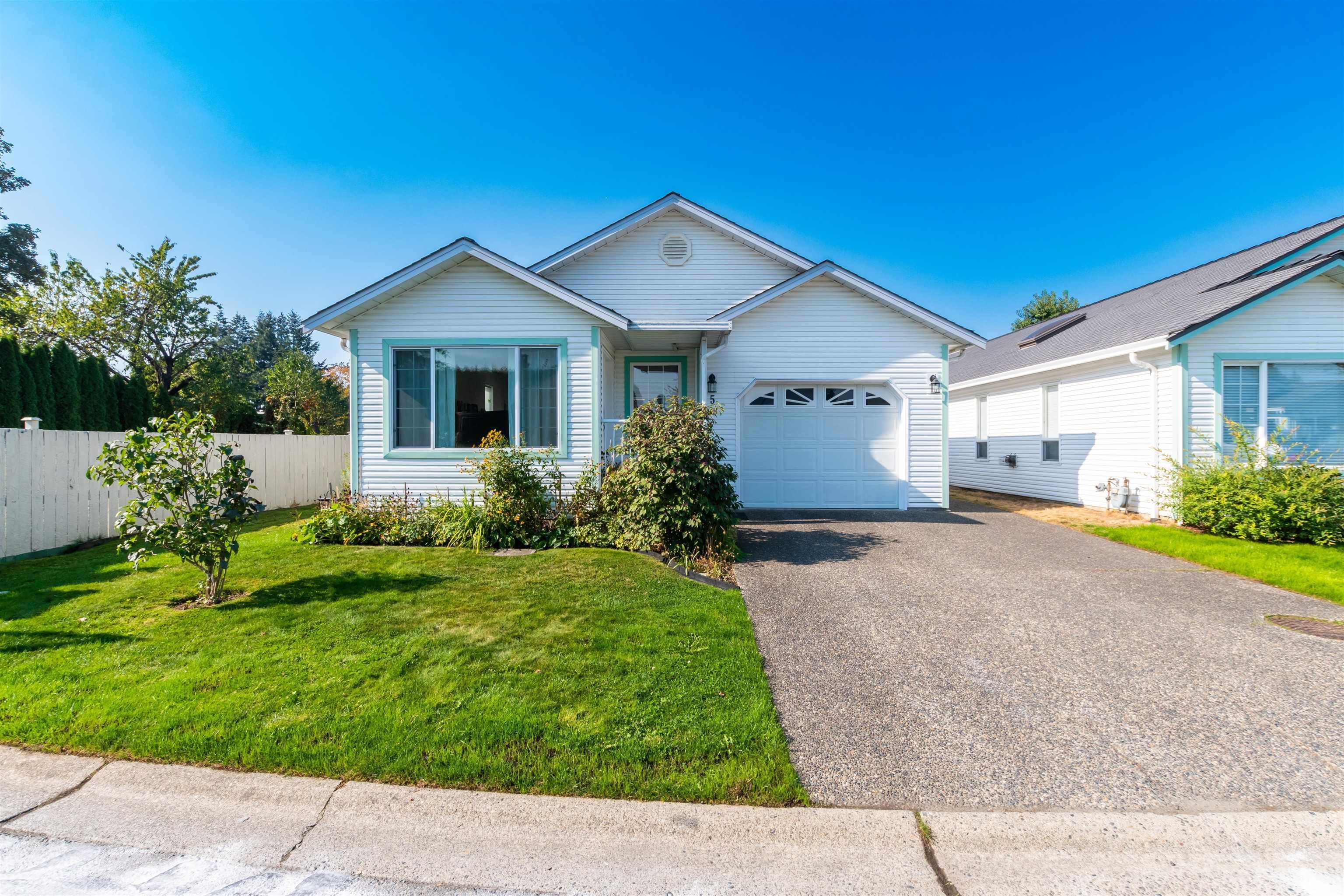 Main Photo: 5 46244 BROOKS Avenue in Chilliwack: H911 House for sale in "Semiault Place" : MLS®# R2728530