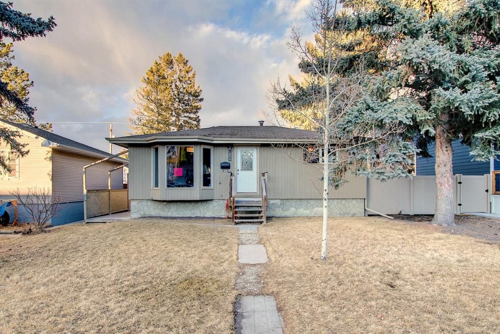 Main Photo: 4614 70 Street in Calgary: Bowness Detached for sale : MLS®# A1193841