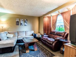 Photo 3: 27 Woodmont Green SW in Calgary: Woodbine House for sale : MLS®# C4022488