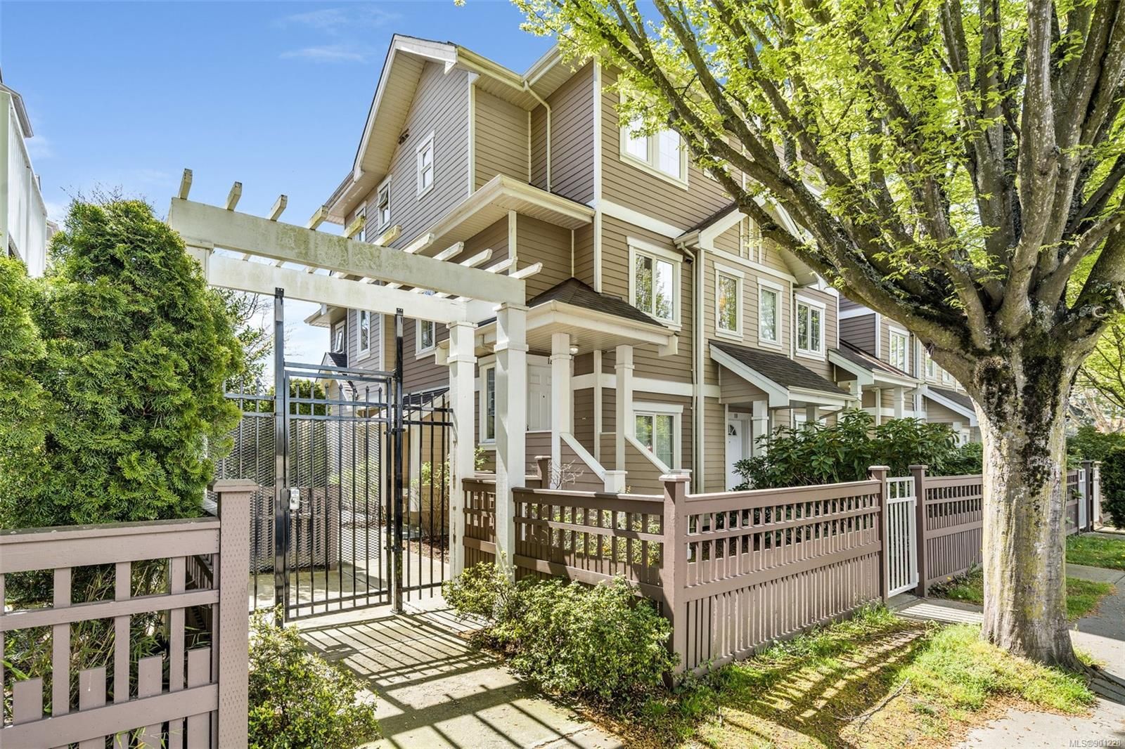 Main Photo: 12 1043 Caledonia Ave in Victoria: Vi Central Park Row/Townhouse for sale : MLS®# 901228