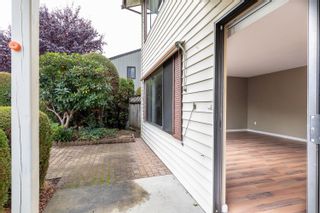 Photo 2: 107 2853 W BOURQUIN Crescent in Abbotsford: Central Abbotsford Townhouse for sale in "BOURQUIN COURT" : MLS®# R2626079