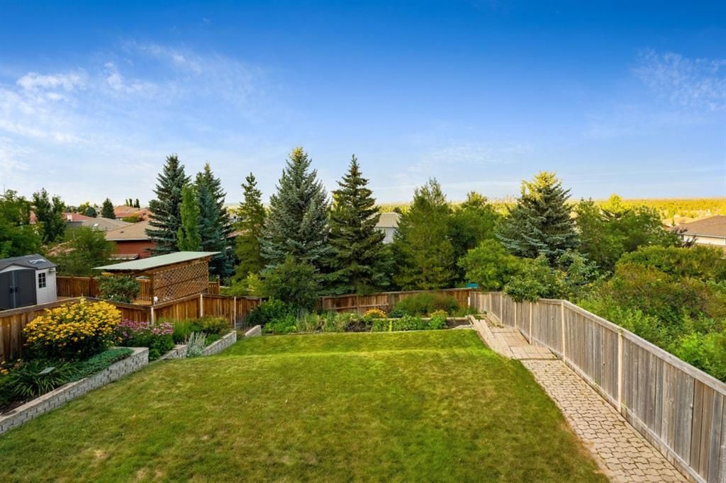 Photo 8: Photos: 217 Signature Way SW in Calgary: Signal Hill Detached for sale : MLS®# A1148692