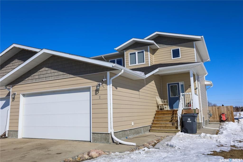 Main Photo: 2 Yaychuk Place in Meadow Lake: Residential for sale : MLS®# SK925769