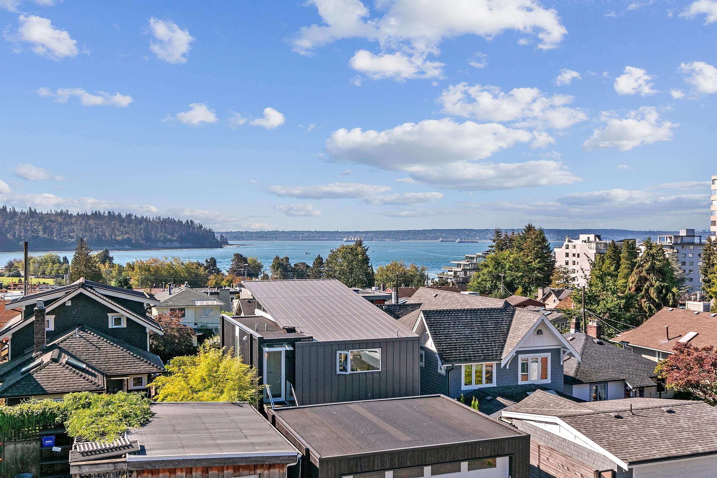 Main Photo: 1236 ESQUIMALT Avenue in West Vancouver: Ambleside House for sale : MLS®# R2748340