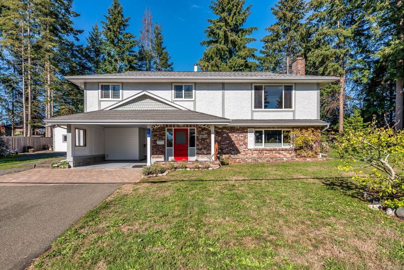 FEATURED LISTING: 1914 Bolt Ave Comox