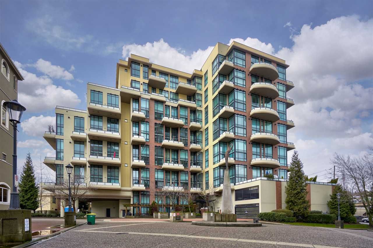 Main Photo: 111 10 RENAISSANCE SQUARE in New Westminster: Quay Condo for sale : MLS®# R2431581