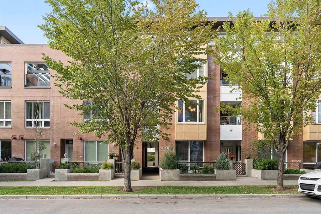 Main Photo: 201 1010 Centre Avenue NE in Calgary: Bridgeland/Riverside Apartment for sale : MLS®# A1173804
