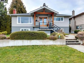 Photo 1: 728 E 6TH Street in North Vancouver: Queensbury House for sale : MLS®# R2655561