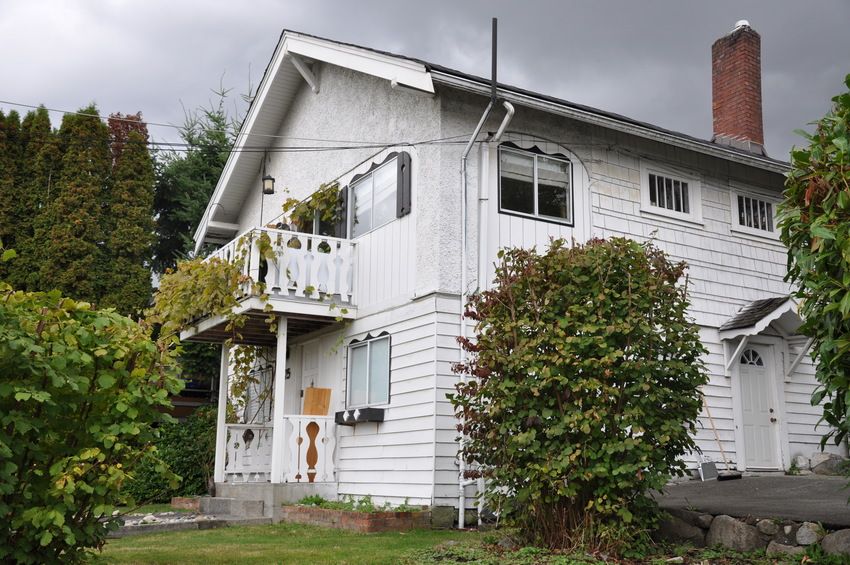 Main Photo: 1105 Esplanade Avenue in West Vancouver: Ambleside Home for sale ()  : MLS®# v915910
