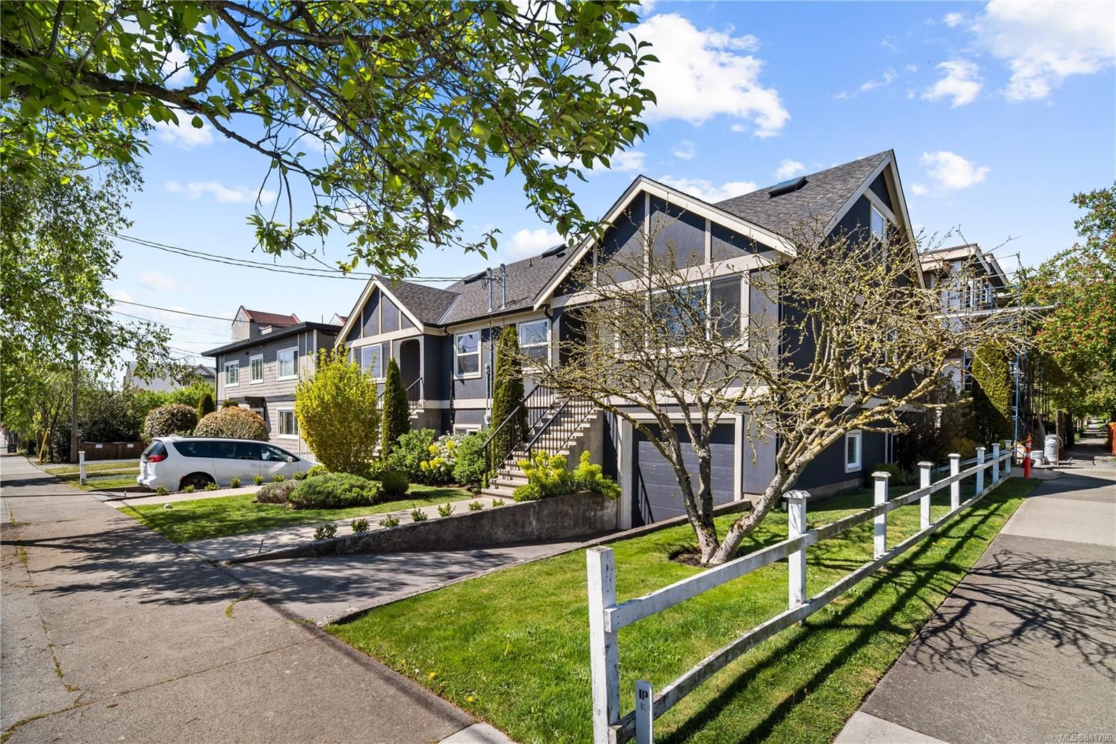 Main Photo: 1050 Hillside Ave in Victoria: Vi Hillside Half Duplex for sale : MLS®# 881796