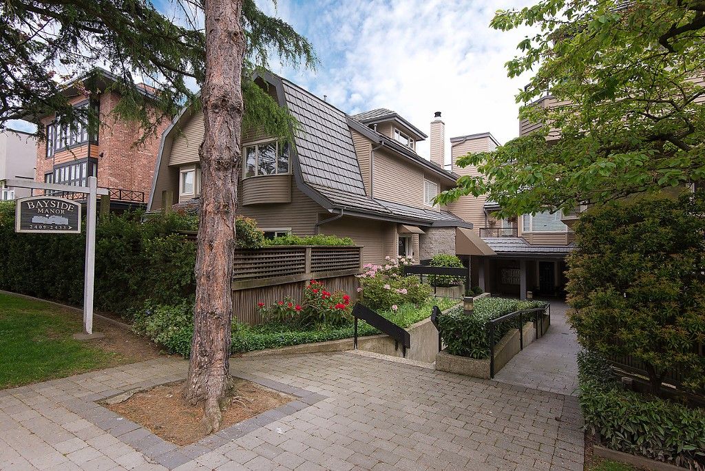 Main Photo: 2421 W 1ST Avenue in Vancouver: Kitsilano Townhouse for sale in "BAYSIDE MANOR" (Vancouver West)  : MLS®# V1104993