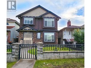 Photo 1: 2628 E 42ND AVENUE in Vancouver: House for sale : MLS®# R2833670